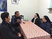 　天主教會新竹德蘭兒童中心小朋友暑假馬祖生活體驗，督導阮安納（右下）、馬祖天主堂姆姆鄧琪納（右上）、台北仁愛天主堂神父阮進懷（左下）與議員曹以標討論相關事宜。（圖：本報編輯部）