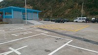 北竿白沙碼頭周邊完成停車格劃設,過去停車亂象獲得大幅改善。(圖/文:陳鵬雄)