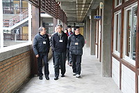 　考試委員何寄澎一行昨天巡視馬祖高中考場，查看考場情況並勉勵相關工作人員辛勞。（圖／文：吳嘉榮）