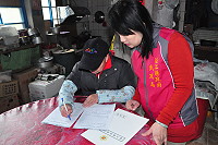 　縣府民政局親自走訪失能老人家庭，協助民眾申請補助，受惠家庭感恩在心。（圖／文：馮紹夫）