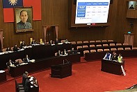 立院第9屆立法院新會期11日經濟組總質詢,基於轉型正義,陳雪生要求中央重視馬祖土地、戰地慰助及離島自貿。(圖:立委陳雪生國會辦公室提供)