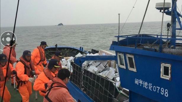 馬祖海岸巡'高登部隊聯合查獲走私船貨物量龐大,為近年來最大宗走私案。(圖/馬祖海巡隊)