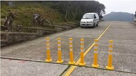 　目前勝利水庫壩頂禁行大貨車及大客車，水廠以加裝路障，請民眾多加注意。（圖：本報編輯部）