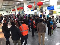 立榮16日班機因上午機器檢修延後起飛,延班並逢霧起取消,南竿末班滯留103人。(圖:曹重偉)