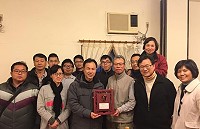 　縣府消保官曹依立（右3）退休，縣長劉增應15日晚間為他歡送，致贈紀念牌。（圖：企劃室提供）