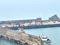 東引釣黃雞魚熱潮依然持續,中柱港每天都見得到釣友駐足徘徊。(圖/文:陳其敏)