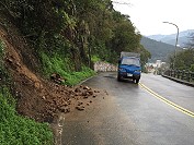 　福澳嶺入村路段17日上午又見邊坡碎石滑落，遇大雨更易小坍方，未來勢必規劃做擋牆。（圖：本報編輯部）