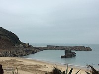 東莒猛澳碼頭區外廓防坡堤工程拋石堤石材以及兩座沉箱已到位,工程進度超前。(圖/文:林冰芳)