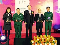 馬祖郵務士蔡東佰(左2)榮獲105年中華郵政公益服務獎,在中華郵政120週年慶祝大會獲得表揚。(圖:蔡東佰提供)