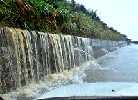 　瞬間豪大雨，東引東湧水庫及部分道路出現潺潺激流的情景。（圖／文：陳其敏）