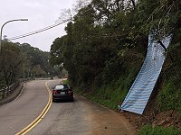 福澳嶺土石崩落,工務局完成簡易處理,現正研議後續解決辦法。(圖:本報編輯部)