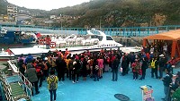 大批陸客遊南北竿,白沙碼頭難得出現候船人潮。(圖/文:陳鵬雄)