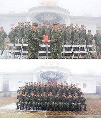 (上圖)指揮官莫中將頒發高登守備隊團體加菜金,表達肯定與嘉勉。(下圖)指揮官莫中將與官兵於高登臺前合影。(圖/文:陳玉笈)