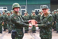 指揮官莫中將頒發機步連團體加菜金,表達肯定與嘉勉。(圖/文:呂鎮宇)