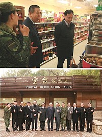 　（上圖）李棟樑理事長參觀雲台休憩區內各項販賣物品陳設。（下圖）李棟樑理事長一行人於雲台休憩區前合影。（圖／ 文：陳又傑）