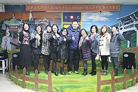 頒發志工媽媽聘任證書,李大隊長與志工媽媽們合影。(圖/文:蔡奕儀)