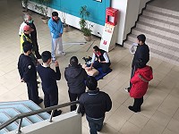 教育局16日在體育館、游泳池、運動場設置AED並辦理教學訓練,為守護民眾生命盡心力。(圖:教育局提供)