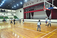 　第48屆全國少年籃球錦標賽4月份將在花蓮登場，地區小選手近日加緊練習，爭取佳績。（圖／文：馮紹夫）