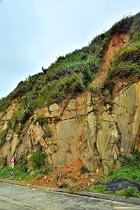 　東引「中柱港」上方道路，陡峭邊坡仍有可能再度崩解滑動，鄉公所籲注意用路安全。（圖／文：陳其敏）