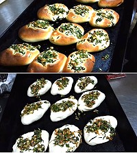 馬祖口福麵包店製作馬祖野蔥麵包,鋪上野蔥配料及烤後成品。(圖:宋志富)