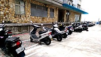 白沙港務大樓售票處側門口機車佔據公車專用停車格。(圖/文:陳鵬雄)