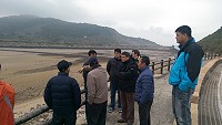 北竿各界與工務局現勘後,對塘后道改道計畫表達及早啟動細設的訴求。(圖/文:陳鵬雄)