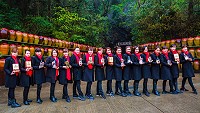 　17位空姐導遊響應董事長行銷馬祖旅遊，配合宣傳馬酒，著空姐黑色大衣，並豎起大拇指喊讚，為馬酒做最佳推銷。（圖：曹以鋒）