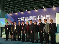 2016智慧城市展昨日舉行智慧寬頻應用城市首長高峰論壇,縣府秘書長張龍德(左5)代表連江縣政府出席。(圖:企劃室提供)