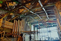 　東引安東坑道內易落石的岩壁，施以噴漿工法包覆，防止落石。（圖／文：陳其敏）