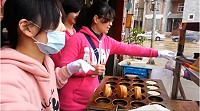 山隴假日小攤　陳媽媽媳婦王秀芬紅豆餅開賣