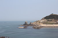 　東莒福正海堤環境改善工程工期增加，目前已有拋石堆置現地。（圖／文：林冰芳）