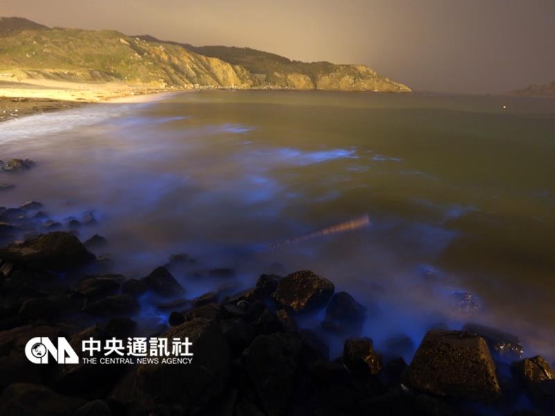 陸客離島專案名額去年從500人調升至1000人;不過截至25日為止,已累積14萬名額未使用。圖為馬祖東莒福正沙灘藍眼淚景觀。(中央社檔案照片)