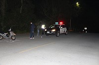南竿一陳姓陸配25日晚間在青檀澳路段,不幸發生機車死亡車禍,警方現場鑑定處理。(圖:鄉親提供)
