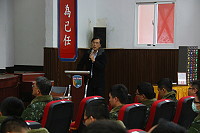 　黃仁弘醫師講解協助官兵調適壓力的技巧。（圖／文：陳玉笈）