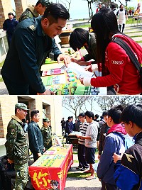 　（上圖）招募員向青年學子細心地說明國軍各項福利措施及保障。（下圖）馬防部招募文宣吸引多數學子的目光。（圖／文：呂鎮宇）