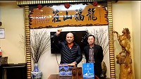 龍福旅行社推動「海上看藍眼淚」活動,粉絲團「今夏就讓龍福旅遊帶您追淚趣」臉書按讚,26日晚間直播公開抽獎,右為議員周瑞國主持,左為龍福董事長王樹欽。(龍福旅行社提供)