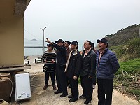 水保局長李鎮洋一行現勘北竿多處聚落邊坡水土保持需求,允諾提供必要協助。(圖:北竿鄉公所)