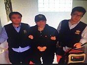 「古董張」張世傑(中)涉嫌潛逃大陸避罪,昨日遭海巡署船艦攔查逮獲。(圖:海巡署提供)