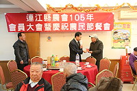 　連江縣農會105年會員大會暨慶祝農民節餐會昨天舉行，邀請地區農民討論各項提案和聚餐。（圖／文：吳嘉榮）