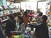 黃岐線陸客增多,山隴伴手禮店、7-11及五金行店是陸客最愛,尤以一家五金行30日上午店面塞到滿滿。(圖:本報編輯部)