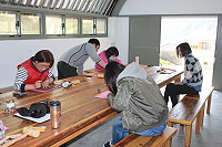 　東莒社協邀請製革匠人藍文佶帶領大家體驗皮革手工製作。（圖／文：林冰芳）