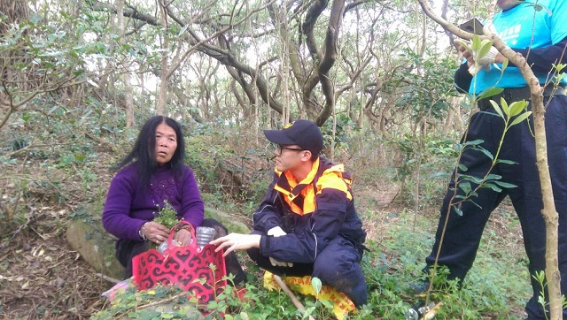 阿嬤劉淑貞在發現現場,警消勸說回家,她的手提袋也備置礦泉水等。(圖/消防局提供)