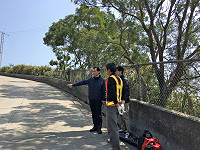加強環境清理,環保局昨起執行4月份公園綠地整潔計畫;昨天首日在機場塔台附近展開清理,縣長劉增應專程前往關心,希望趕在觀光旺季之前讓雜亂的雜草消失。(圖:連江縣環保局)