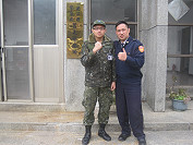 　軍警父子檔在莒光警察所前合影。（圖／文：趙逸翔）