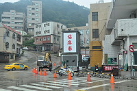 　福澳活動中心至海巡大樓前進行下水道工程施作，提醒民眾路經工區務必減速行駛，以維安全。（圖／文：馮紹夫）