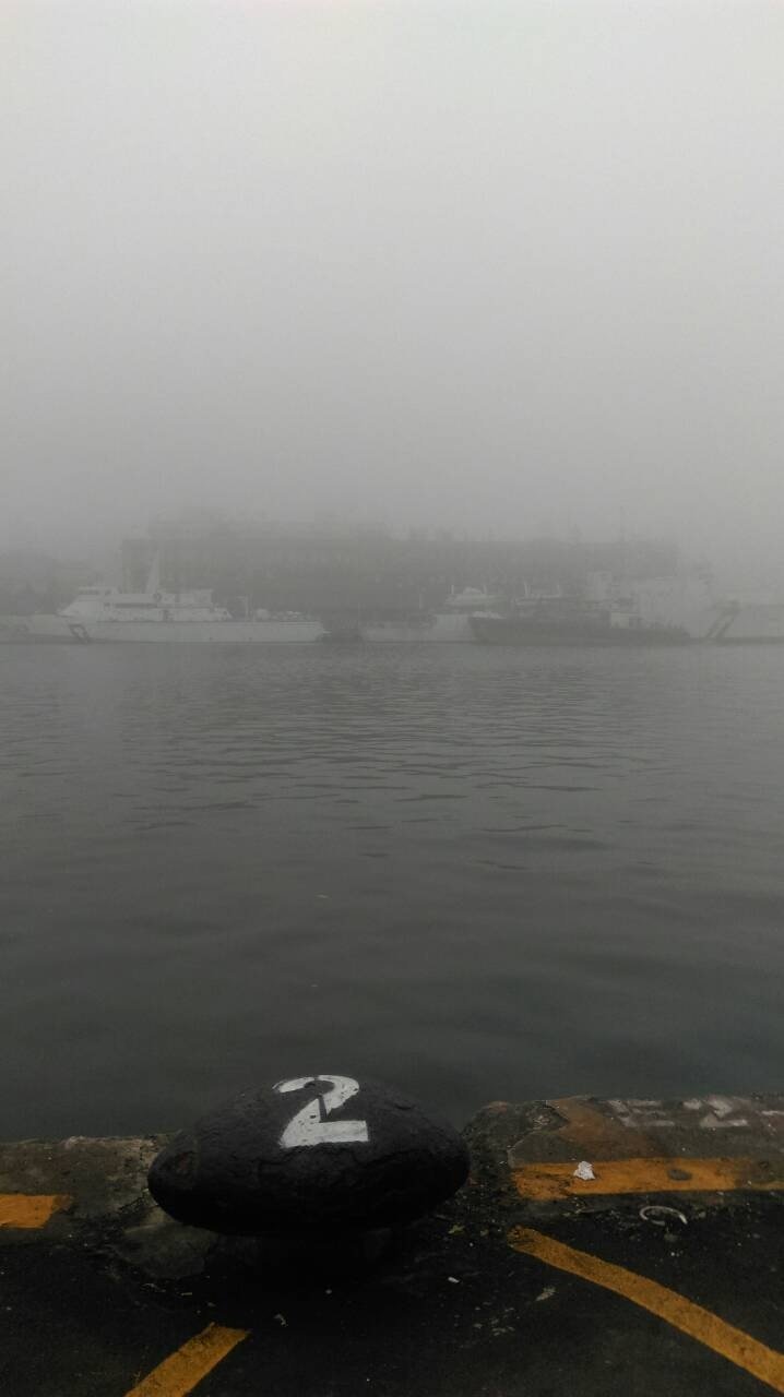 今天上午霧鎖基隆港,11點10分起基港宣布封港。記者吳淑君/攝影