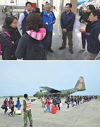 清明收假空中運輸打結,立榮航空、C130運輸機緊急搶飛,縣長劉增應與地方交通從業人員前往關切交通狀況,目前仍有上百位旅客滯留馬祖。(圖/文:馮紹夫)