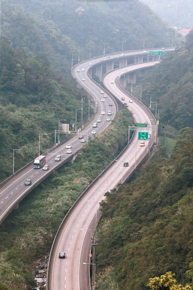 昨天清明連假最後一日,國5北上在雪山隧道內的車流出現紅燈警示,但未見塞車情形。 記者黃義書/攝影
