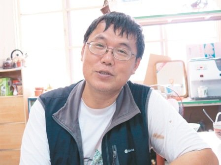 螢火蟲博士何健鎔表示,台灣螢火蟲種類豐富,且是生態指標,數量愈多代表生態食物鏈愈完整。 記者黑中亮/攝影