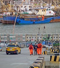 清明濃霧籠罩馬祖,中國大陸漁船迷航進港,岸巡大隊於南竿福澳港以優勢警力登船實施安全檢查,當場予以逮捕。(圖:馬祖岸巡大隊)